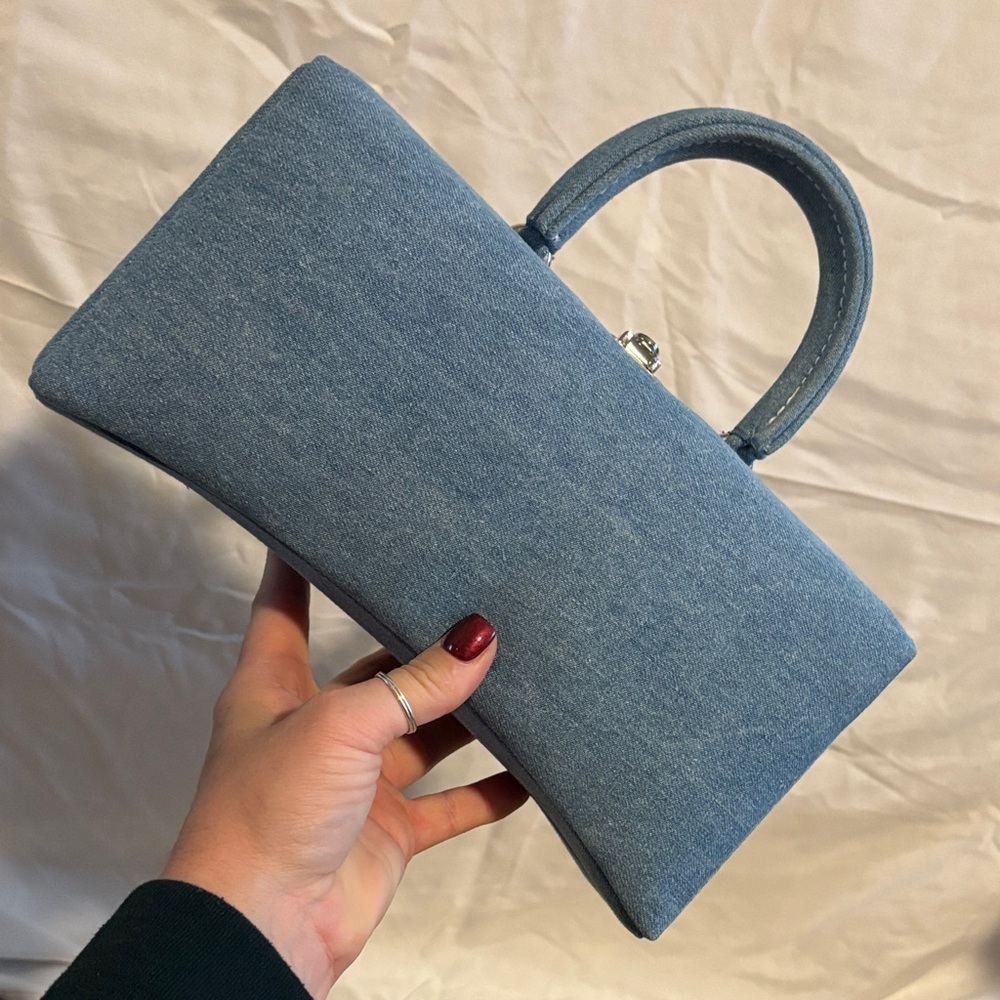 Ozias Paris lip clutch as seen on Sabrina Carpenter. - Picture 5 of 14